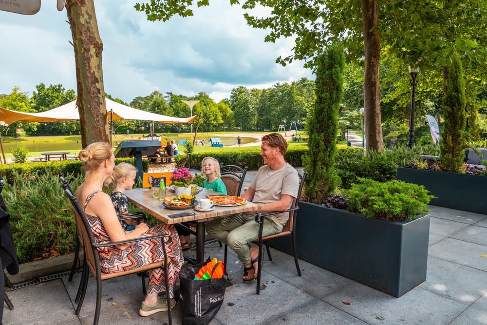 Terras van het parkrestaurant op EuroParcs De Zanding in Otterlo